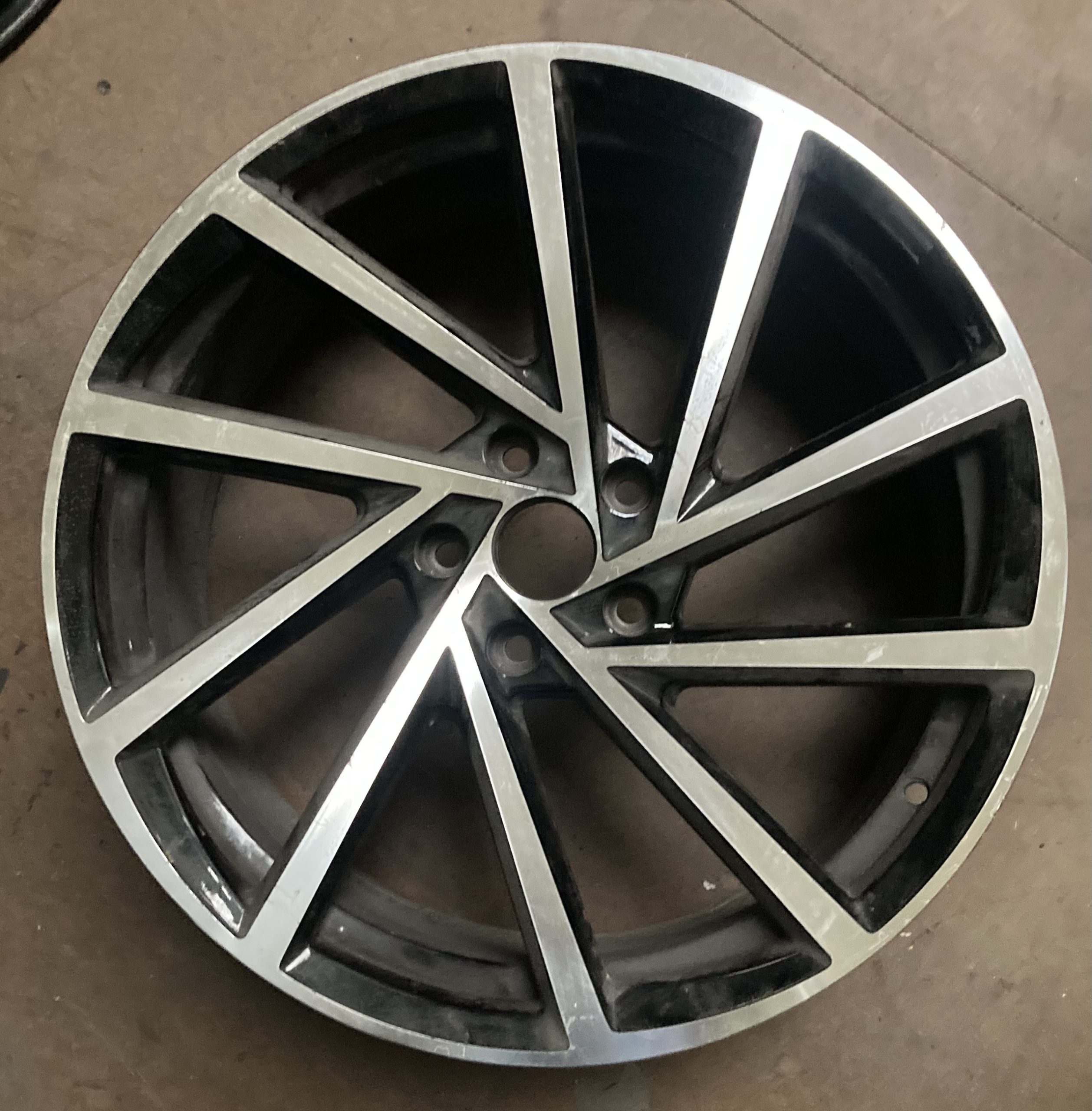 VW Spielberg Replica 19” Alloy